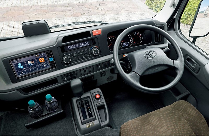 スイッチの配置、収納性、良好な視界。ドライバーの操作しやすさを考慮したコックピット。