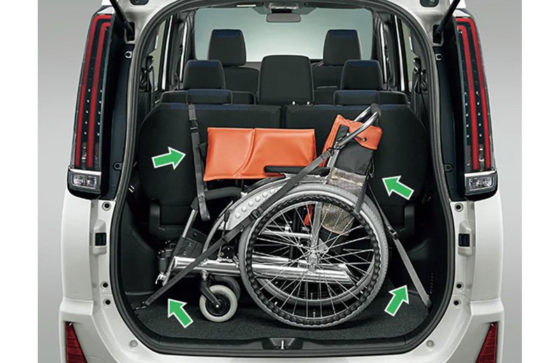 助手席リフトアップシート車には、手動車いす用固定装置を標準装備。