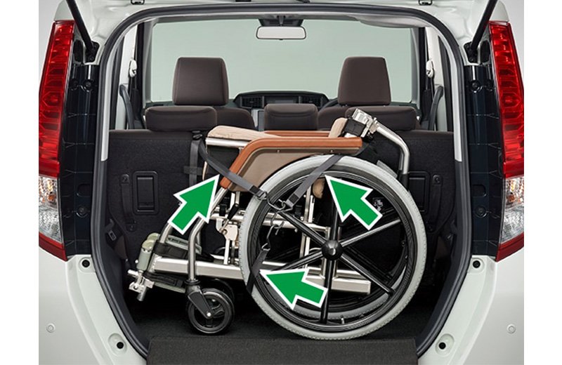 助手席リフトアップシート車には、車いす固定装置を標準装備。（写真はAタイプ）