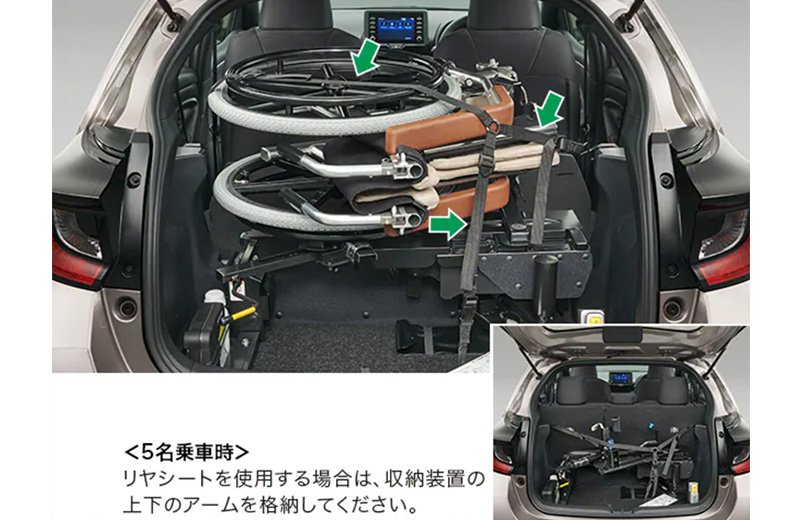 車いす収納装置付車には、車いす固定装置を標準装備。